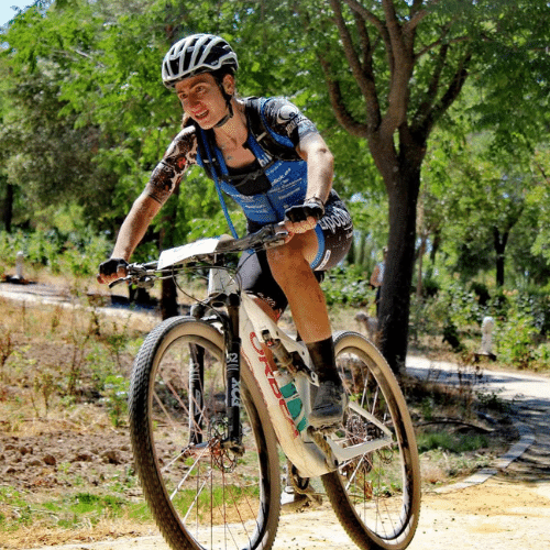 Ana Belén Bañez compitiendo al límite en bicicleta